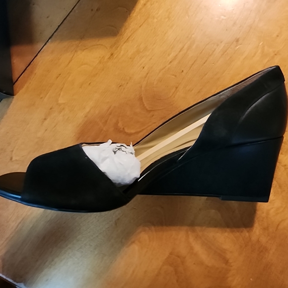 Women's Shoes - Picture 1 of 9